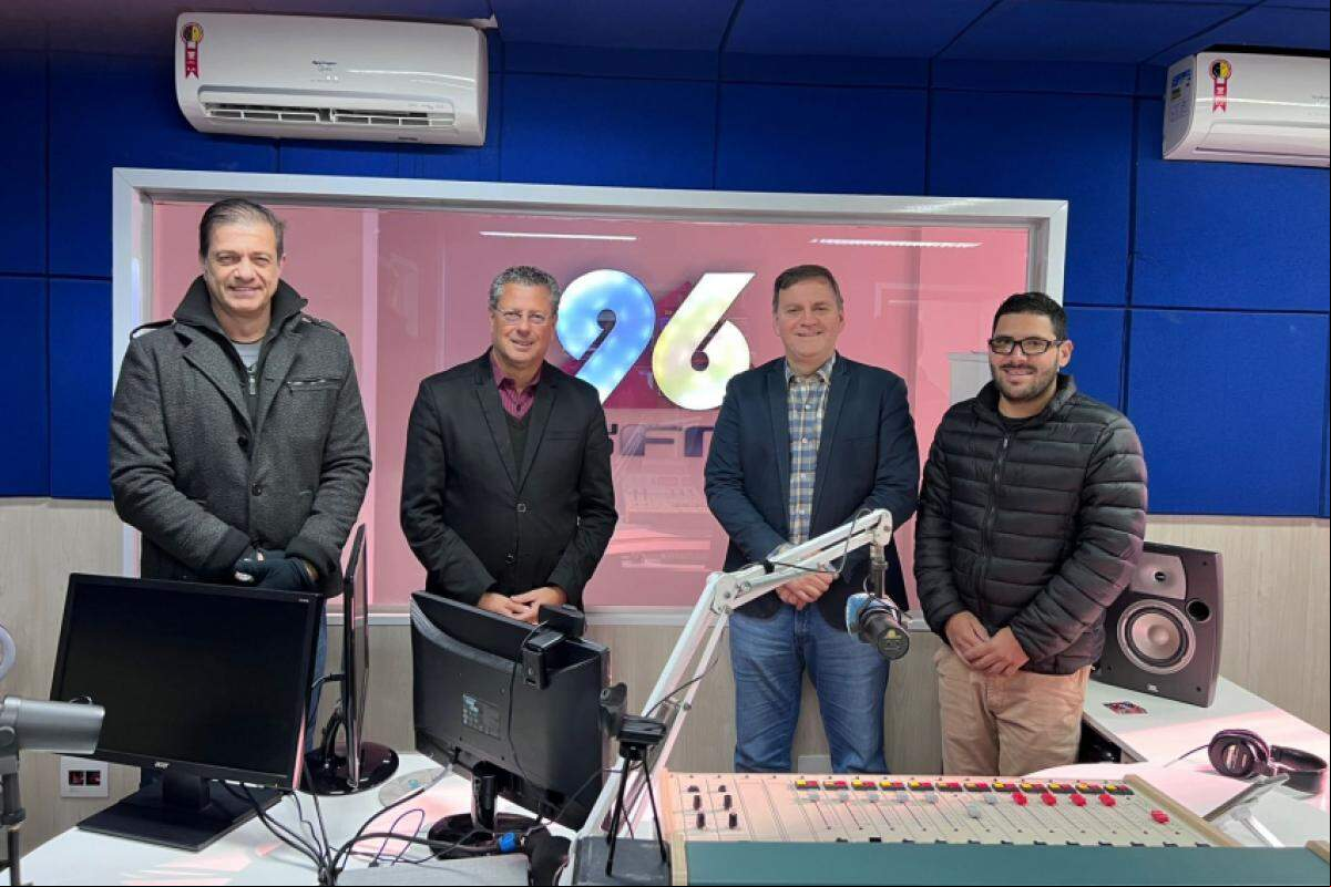 A partir da esq., parte da equipe do Cidade 360: Alexandre Colim, Reinaldo Cafeo, Ricardo Bizarra e Douglas Willian, no estúdio da 96FM, onde o programa é feito