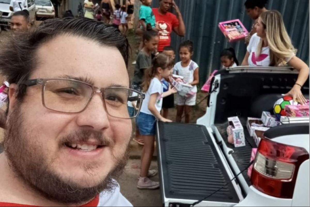 Felipe Cypriano participando de doações 